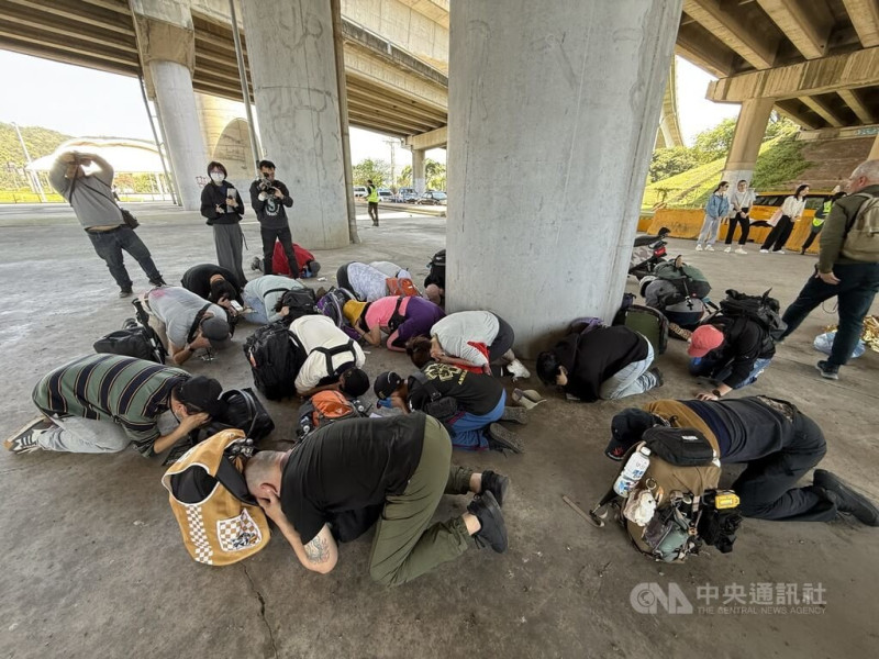 黑熊學院第5屆「藍鵲行動」戶外大型演訓，22日在台北市大佳河濱公園舉行，圖為空襲防護演練。中央社記者王飛華攝  114年3月22日   