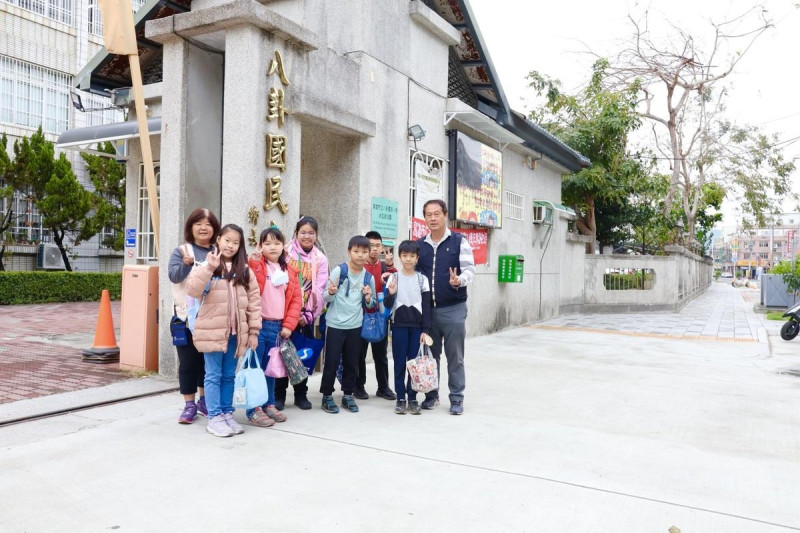 八卦國小通學步道變得又寬又大，成為社區、學校重要的道路，學校也變得煥然一新。   圖：高雄市教育局/提供