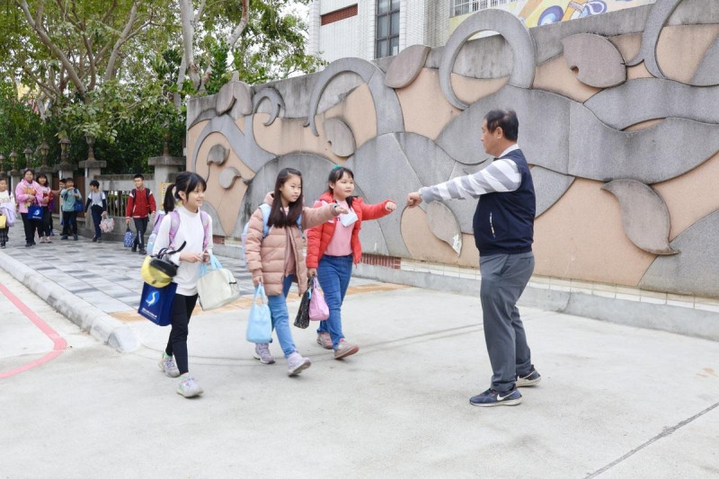 八卦國小通學步道上每塊地磚都鋪設對孩子的祝福與安全的想望。   圖：高雄市教育局/提供