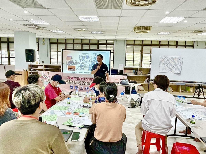 通學步道改建之初結合民間團體、里長、地方居民與專家學者的意見。   圖：高雄市教育局/提供