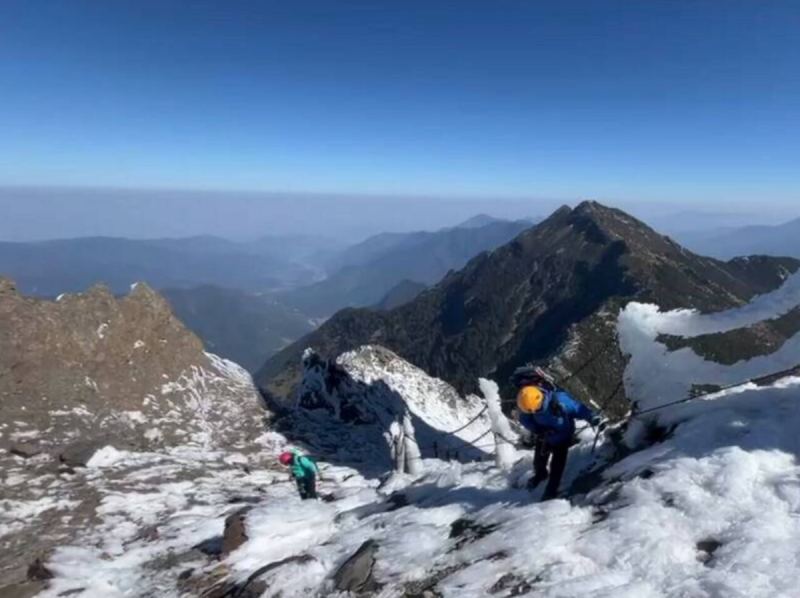 近日受到冷空氣影響，高山飄3月雪，而玉山主峰往北峰風口路段，昨(22)日有男女登山客因失足，墜落380公尺深谷遭雪埋。   圖：玉管處／提供