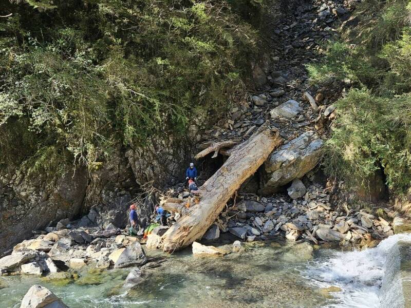 合歡山西峰有獨攀山友失聯，經連日搜索在一處溪溝尋獲墜落身亡的山友。   圖：南投縣消防局提供