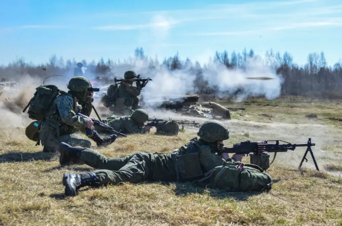 烏軍對俄軍發動攻擊。(示意圖)   圖 : 翻攝自墨甲戰刃