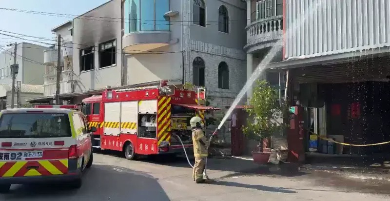 台南安定區一間電鍍工廠氯氣逸散，導致員工1死10傷。   圖：台南市消防局提供