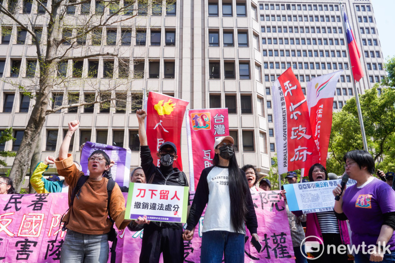 中配「亞亞」劉振亞今日偕同民間團體「台灣國際家庭互助協會」召開記者會控訴移民署處分不當。   圖：張良一/攝