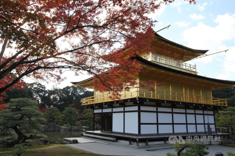 圖為京都著名景點金閣寺。（中央社檔案照片）   