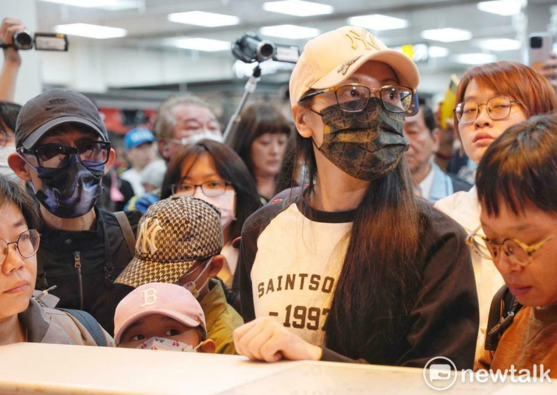 陸配亞亞遭廢止依親居留許可，25日限期前自松山機場出境，今（25）晚赴航空公司櫃檯報到。   圖：張良一/攝