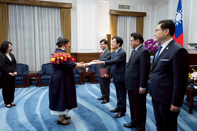 賴清德總統今(8)日接受吐瓦魯國新任駐台特命全權大使法莉莉(Lily Tangisia Faavae)呈遞到任國書。 圖:總統府提供