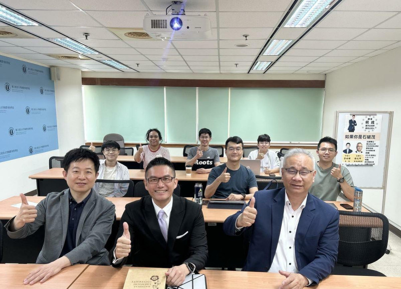 本講座邀請人陳文甲兼任副教授(前右)，主講人何戎資深媒體人(中)，引言人學程主任李世暉教授(前左)。   圖：政治大學提供