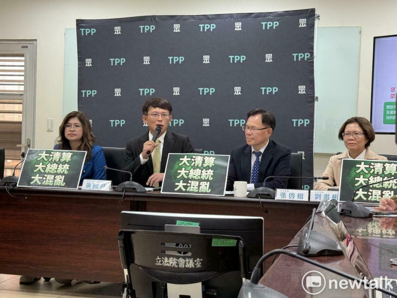 民眾黨主席兼黨團總召黃國昌（左2）、副總召張啓楷（右2）、立委麥玉珍（左1）、劉書彬（右1）。   圖：周煊惠／攝