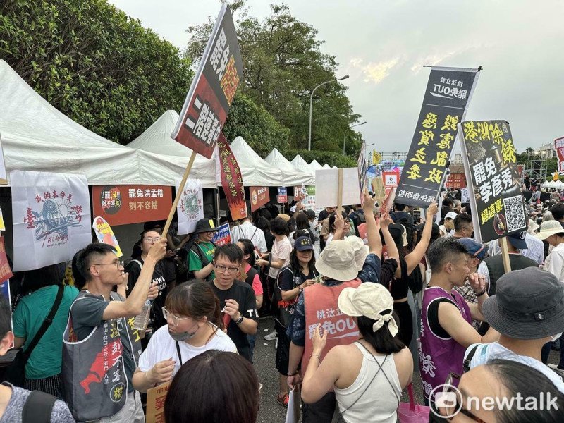藍白426上凱道，吳靜怡喊話，426請全台灣公民朋友撐傘出門，「因為那些平常會威脅恐嚇你們的人，全部都要搭遊覽車來台北市」，一定要趁著426空城時，趕快加緊連署的腳步。   圖：張良一／攝（資料照）