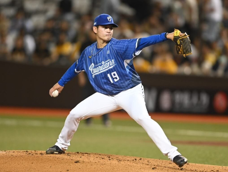 中華職棒富邦悍將隊投手張奕（圖）18日例行賽演出6局失3分優質先發，可惜無緣拿勝。悍將總教練陳金鋒19日受訪指出，張奕表現一直都很穩定，而且現在是球隊的好大哥，會帶領年輕人。   圖：富邦悍將／提供，中央社記者楊啟芳傳真