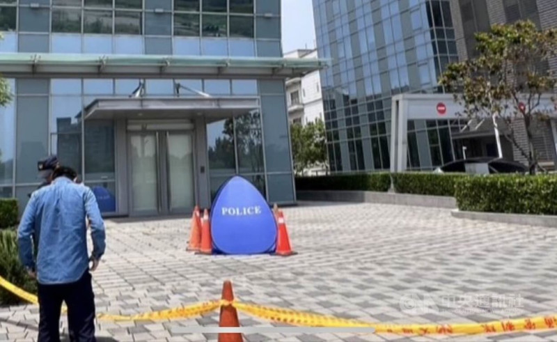 新竹縣竹北市某科技公司員工墜樓身亡,新竹縣消防局21日表示,到場時男子已明顯死亡,交由警方處理;警方說,確切墜樓原因與經過,正釐清中。(生命線1995、張老師服務專線1980、衛福部安心專線1925) 圖:中央社