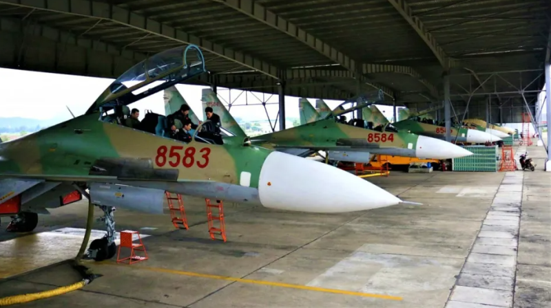 目前越南空軍保有約 35 架蘇-30MK2V,機齡普遍超過 20 年,且受限於熱帶與沿海氣候條件,導致戰機結構損耗加劇。 圖:翻攝自騰訊網 目前越南空軍保有約 35 架蘇-30MK2V,機齡普遍超過 20 年,且受限於熱帶與沿海氣候條件,導致戰機結構損耗加劇。 圖:翻攝自騰訊網
