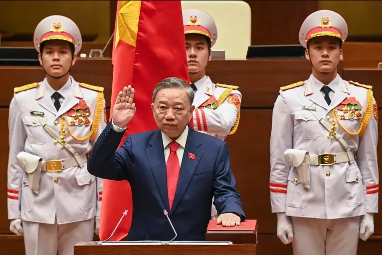 自越南前國家主席蘇林於 2023 年 10 月辭職後,蘇林派系全面掌控黨政軍權力,逐步調整阮富仲時期的對華政策基調。 圖:翻攝自騰訊網 自越南前國家主席蘇林於 2023 年 10 月辭職後,蘇林派系全面掌控黨政軍權力,逐步調整阮富仲時期的對華政策基調。 圖:翻攝自騰訊網