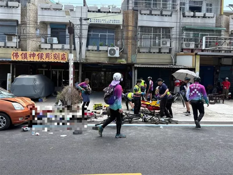 康橋國際學校自行車環島行遭逆向轎車撞上。（翻攝畫面）   