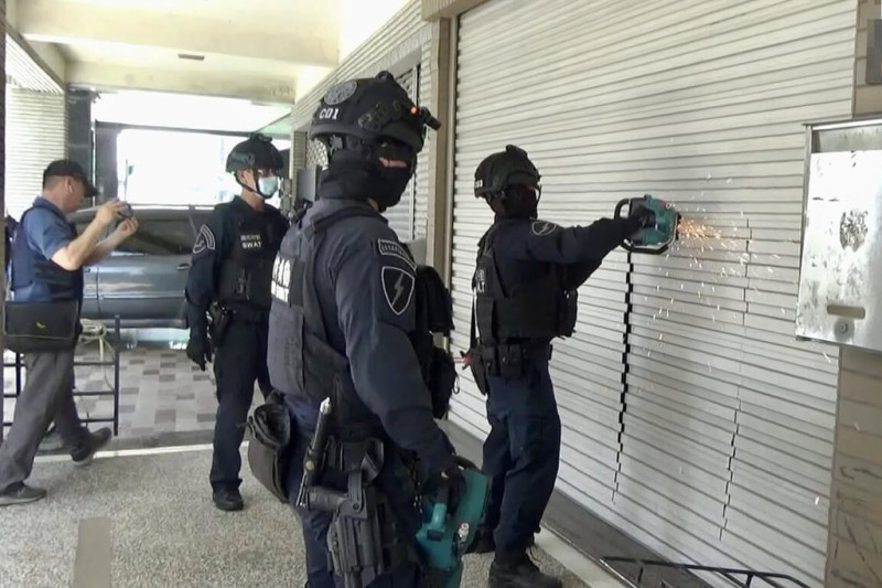 台南警方偵辦以竹聯幫弘仁會潘姓男子為首的暴力集團，經掌握集團據點後執行破門攻堅。（警方提供）中央社記者楊思瑞台南傳真  114年4月24日   