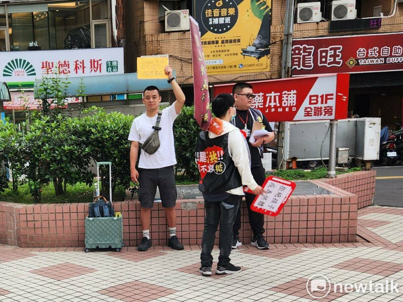 罷團「刻不容楷」指稱，三協成餅舖遭新北市政府「查水表」，開罰20萬元，。（示意圖），圖為 罷團「刻不容楷」。   圖：黃建豪/攝
