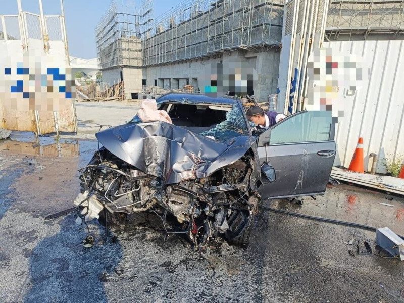 29歲林姓男子27日上午開車沿高雄市鳳山區議會路由西向東行駛，不明原因跨越雙黃線至對向車道後，在議會路與光華路口自撞路燈及消防栓，車頭嚴重毀損，林男送醫搶救後恢復呼吸心跳。（高雄市政府消防局提供）中央社記者張已亷傳真  114年4月27日   