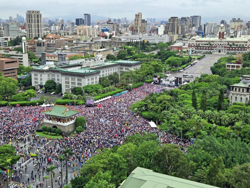 國民黨426在凱道舉辦「戰獨裁」示威抗議，反而催出另一波罷免連署。   圖：（鏡報新聞網）