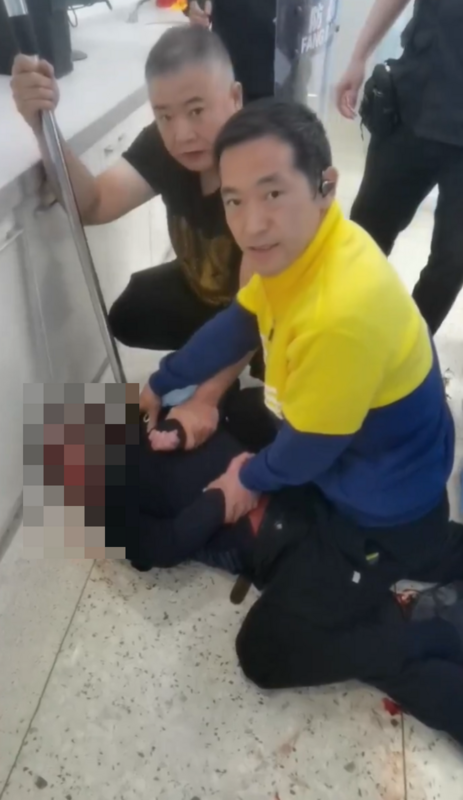 天津醫院 28 日晚發生無差別砍人事件,一男子持刀砍了 5 名醫生。 圖:翻攝自李老師不是你老師 X 帳號