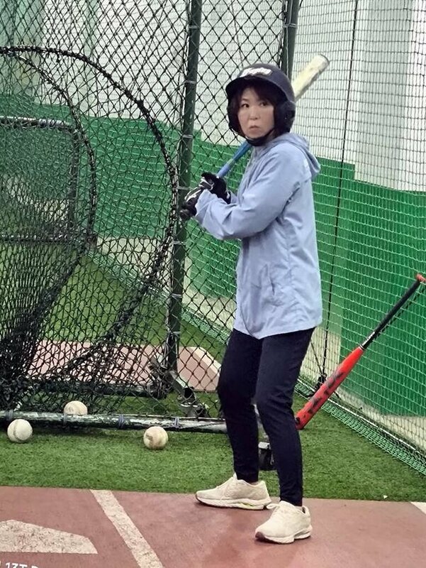 2025雙北世界壯年運動會即將開賽，新北市府官員也報名競技，體育局長洪玉玲（圖）29日晚間下班後，特地到某國中練習場，練習壘球揮棒打擊，積極備戰。（民眾提供）中央社記者黃旭昇新北市傳真  114年4月30日   