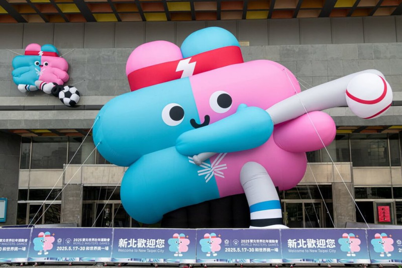 新北市政府體育局表示，2025雙北世界壯年運動會將於5月17日至30日舉行，世壯運吉祥物「巨型壯寶」氣球裝置位於板橋體育場旁，歡迎民眾前來打卡。（新北體育局提供）中央社記者黃旭昇新北市傳真  114年4月30日   
