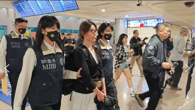 網紅「貴婦奈奈」一入境就被調查局人員上銬逮捕，帶往台北市調處進行調查。   