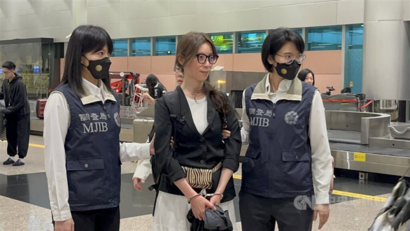 網紅貴婦奈奈(本名蘇陳端)(前中)涉嫌詐欺,潛逃到加拿大遭通緝,她1日清晨搭機抵台,下機後聽取調查局人員說明相關權益和程序,隨後被上銬戒護,面對媒體提問全程不發一語。中央社記者葉臻攝 114年5月1日