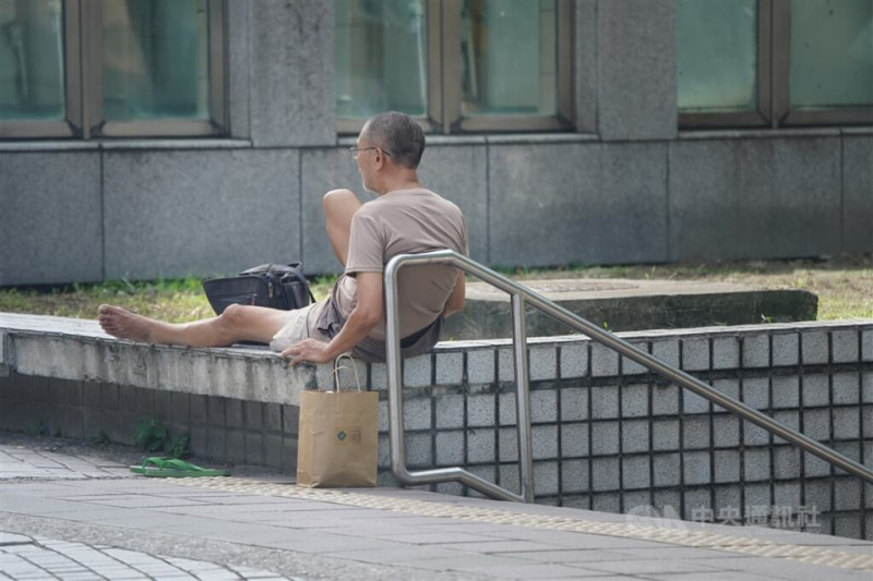 圖為在台北車站外休息的民眾。（中央社檔案照片）   