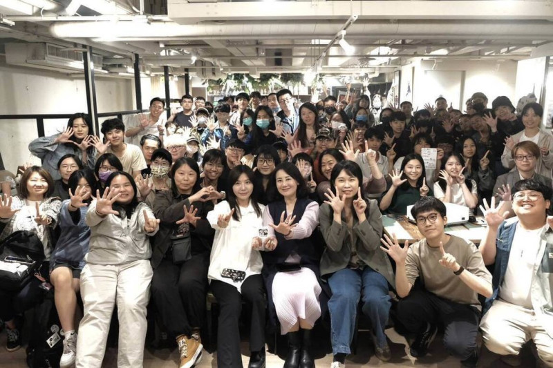 民進黨青年部1日表示，立委吳思瑤（右4）、吳沛憶（右5），日前受邀以「台北地方政治文化力扎根」為題，與青年互動分享。   圖 : 民進黨/提供
