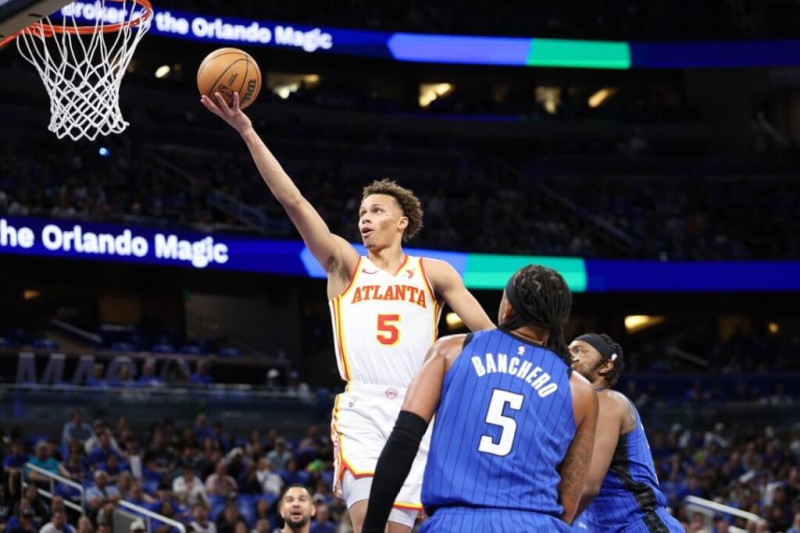 亞特蘭大老鷹丹尼爾斯（白衣者）獲選NBA年度最佳進步獎。（路透社）   