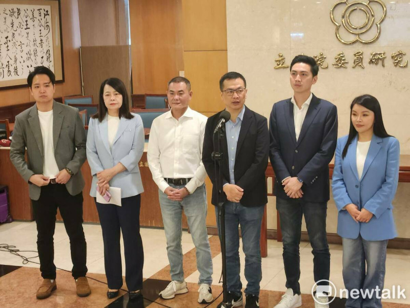 多名國民黨立委召開記者會，宣布啟動「反惡罷台灣戰車隊」。   圖：黃建豪/攝