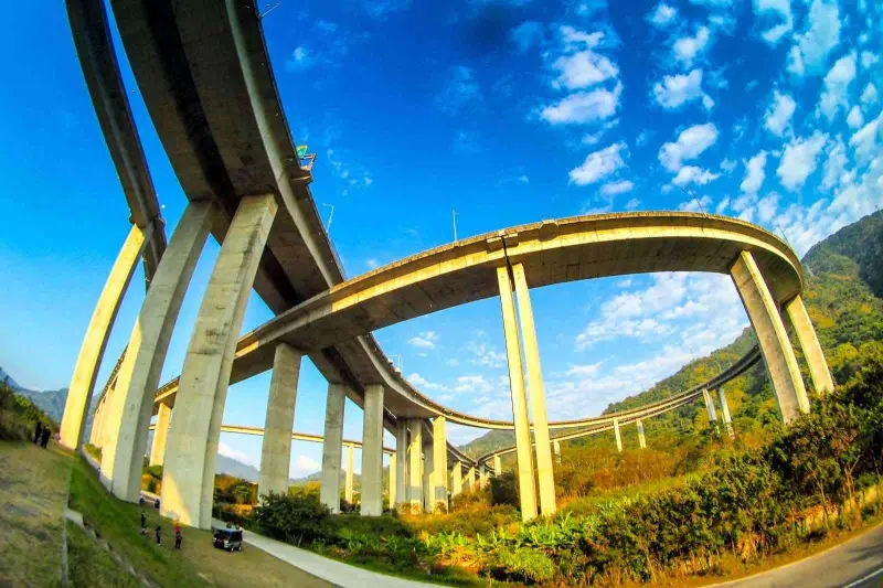 ▲國姓交流道擁有臺灣最高的交流道橋墩群，曾獲選「高快速公路八景」之首。   圖 : 翻攝南投縣政府網站