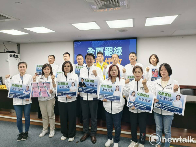 謝龍介率台南市議會黨團舉行記者會，強調台南藍軍會奮戰到底，二階罷免15位民進黨立委，今天起在每個罷免站，從早上八點到下午九點，全面罷綠全面回收。   圖：台南市議會國民黨團/提供