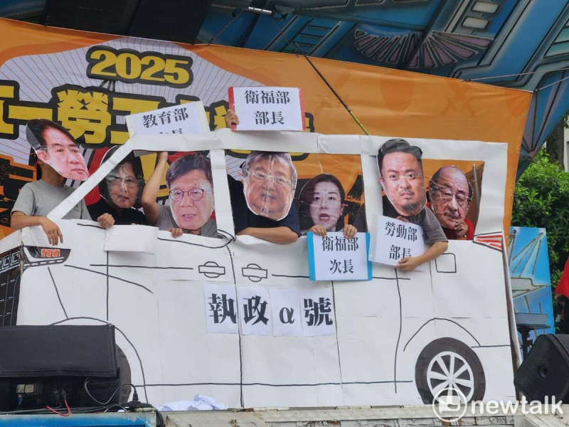 勞團在五一勞工大遊行出發前上演行動劇，諷刺民進黨政府及官員背棄對勞工的承諾。   圖：黃建豪/攝