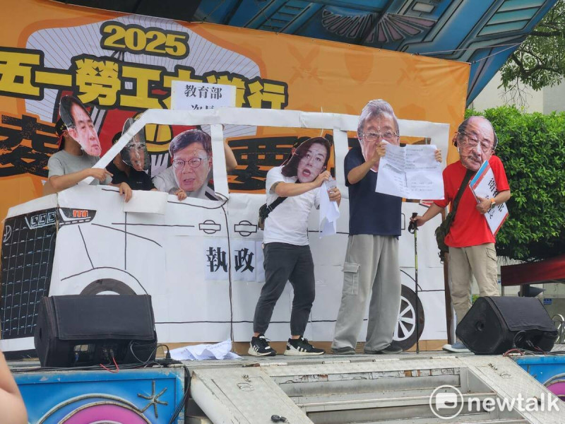 行動劇,讓扮演官員的表演者撕毀擔任立委期間的提案。 圖:黃建豪/攝