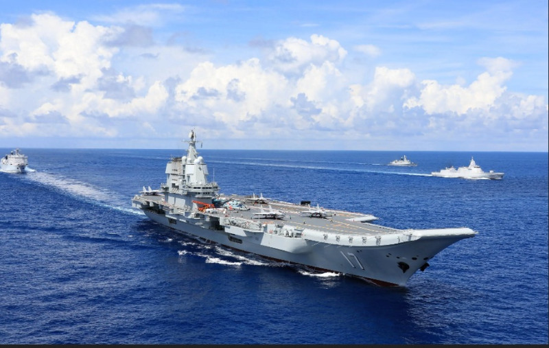 近期美國與菲律賓舉辦「肩並肩 2025 」聯合軍演，吸引國際社會關注。中國也派遣山東號航母與 055 導彈驅逐艦組成的艦隊前往菲律賓東部海域，與美菲聯合部隊對立。   圖：翻攝自 騰訊網 瑤音萬里
