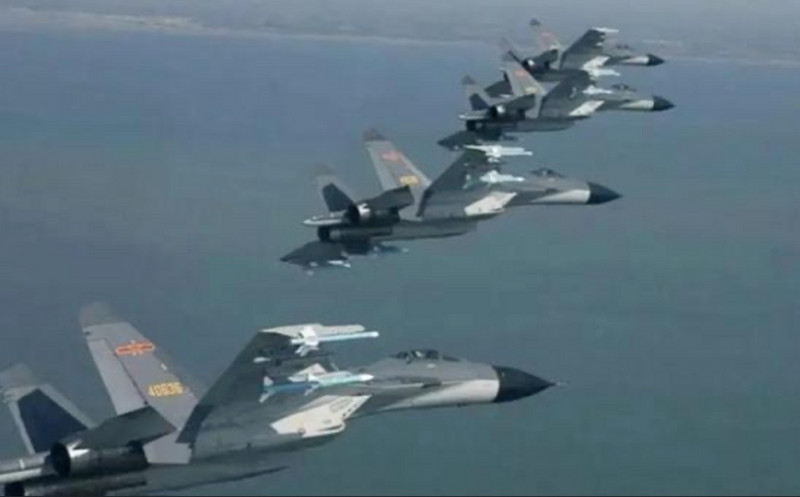 解放軍也派遣殲-16 戰機與 052D 型驅逐艦,全程監視穿越台灣海峽的美軍「勞倫斯號」驅逐艦。圖為殲-16 。 圖:翻攝自 騰訊網 瑤音萬里