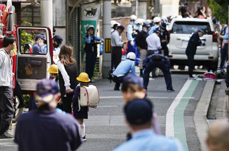 日本大阪市西成區一所小學附近7日下午發生汽車衝撞事故，調查人員抵達現場。（共同社）   