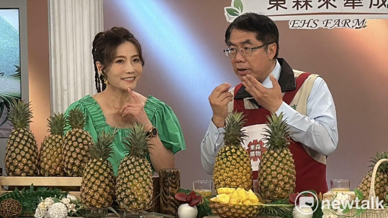 台南市長黃偉哲再度現身東森購物台「東森農場」直播，邀請全國觀眾踴躍購買最高品質、最新鮮美味的關廟鳳梨。   圖：台南市政府/提供