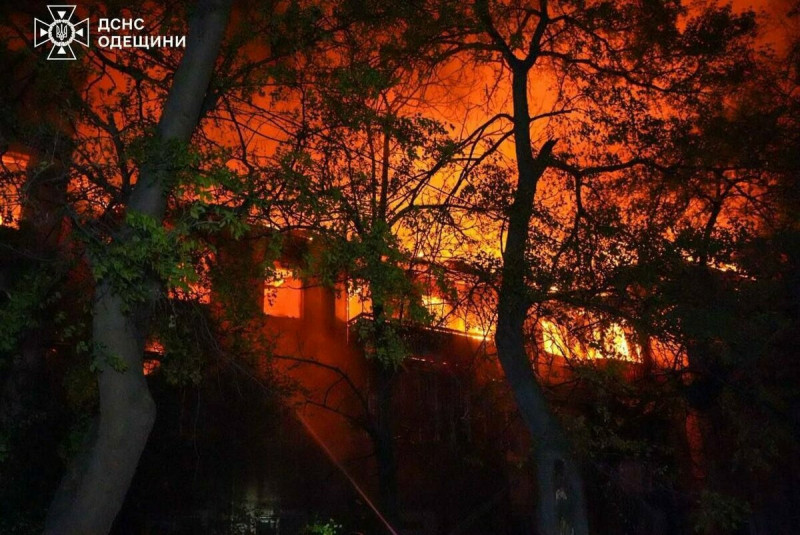 數架俄製「Shahed」自殺無人機鎖定住宅區、超市與多輛車輛發動攻擊，導致嚴重破壞。   翻攝自 X NOELREPORTS