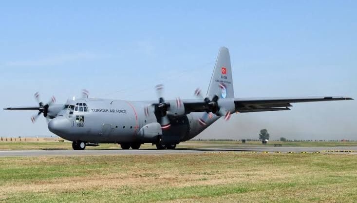 近期印巴衝突不斷升溫，有印媒爆料稱， 7 架土耳其 C-130 運輸機近期飛抵巴基斯坦，公開向巴基斯坦提供軍事援助，引發國際社會關注。圖為土耳其 C-130 運輸機。   圖：翻攝自 騰訊網 閆樹軍論評