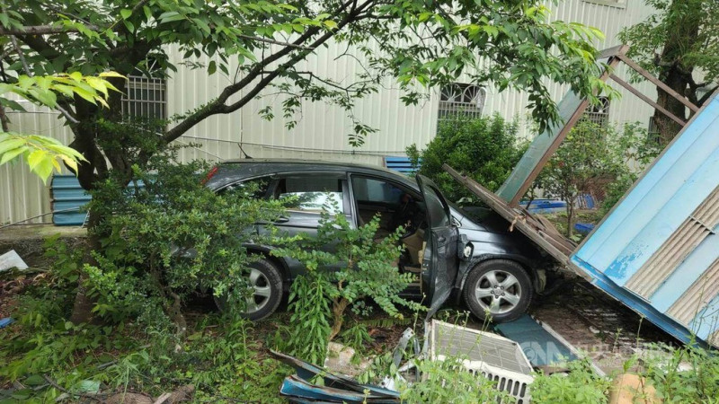 桃園市八德區一輛汽車1日不明原因跨越行車分向線、撞上2輛機車，造成其中一名機車騎士死亡，隨後汽車衝進路邊草叢內，車內僅剩一名越籍男子，已被帶至移民署確認真實身分，車內其他人員行蹤持續追查中。（翻攝照片）中央社記者葉臻傳真  114年5月1日   
