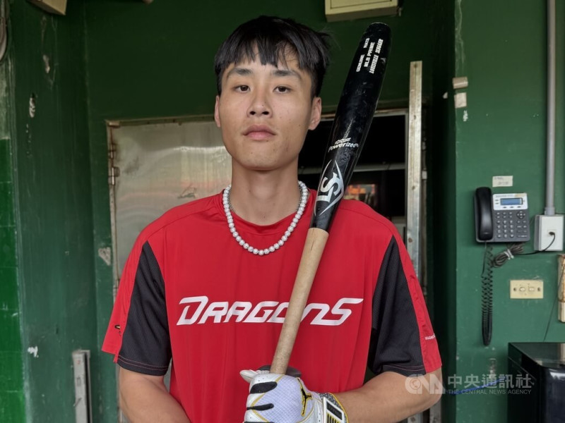 中華職棒味全龍隊張政禹（圖）4月30日出賽首度使用魚雷棒並打滿全場，他1日受訪表示，其實已經適應了2、3個星期，但實際使用心得還要多一點樣本數才比較準確。中央社記者楊啟芳攝  114年5月1日   