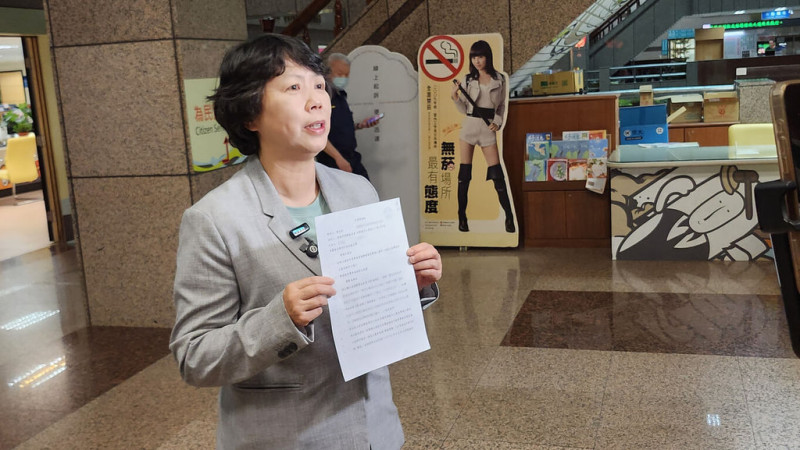 推動罷免民進黨籍基隆市議員鄭文婷（圖）團隊涉偽造文書，鄭文婷案領銜人紀文荃遭收押。鄭文婷1日向法院聲請「定暫時狀態處分」，盼暫停正在進行罷免她的程序，待刑案偵查有結果後再續行。（鄭文婷提供）   