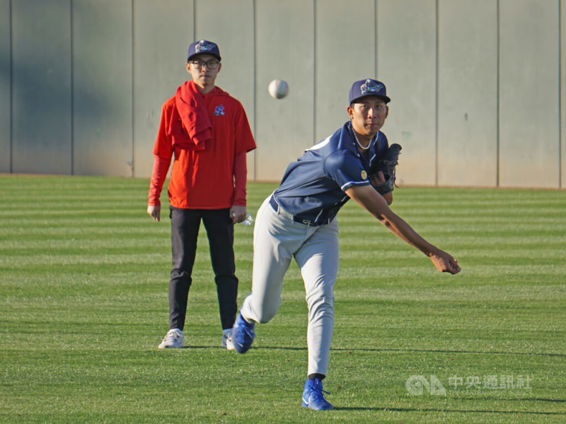 美國職棒運動家小聯盟1A台灣投手沙子宸(前)賽前練投,翻譯翁卓群(後)協助訓練。中央社記者林宏翰洛杉磯攝 114年5月1日