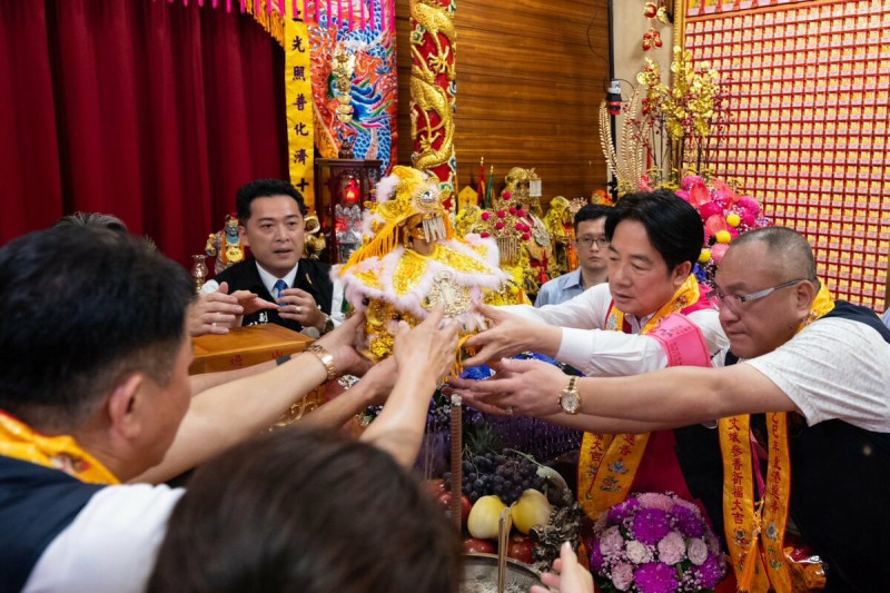 賴清德晚間親臨山邊媽祖宮、拱天宮，恭送山邊媽祖、白沙屯媽祖啟程！   圖:翻攝自賴清德臉書粉專