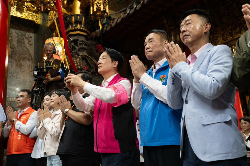 苗栗縣通霄鎮白沙屯拱天宮媽祖進香1日深夜將起駕,總統賴清德(前右2)晚間前往參香。 圖:翻攝自賴清德臉書粉專