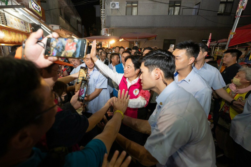賴清德總統今(1)日晚間前往苗栗縣「山邊媽祖宮」參香,並出席白沙屯拱天宮「2025天上聖母乙巳年往北港進香暨揭匾」活動,祈求媽祖進香活動圓滿順利。 圖:翻攝自賴清德臉書粉專